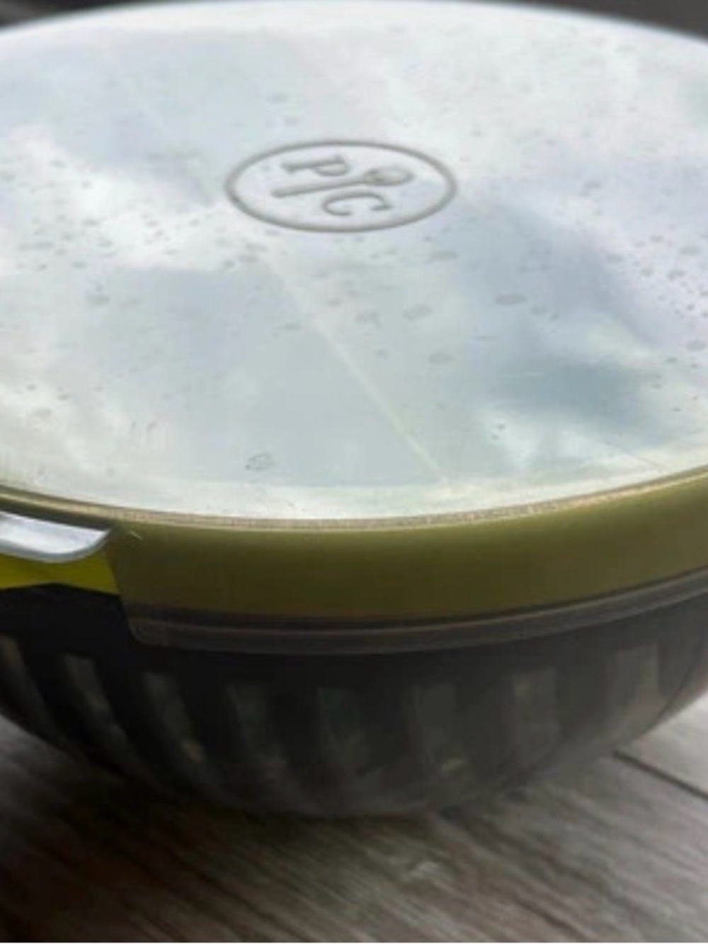 Pampered Chef salad cutting bowl with lid 5 pieces